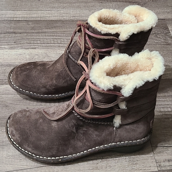 UGG Australia Caspia Women Boots Size 6 - Picture 3 of 11